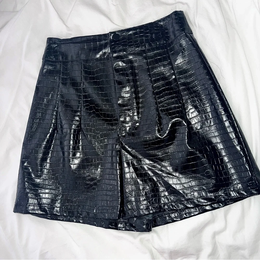 NWOT PrettyLittleThing Black Croc Faux Leather Pleat Detail High Waisted Shorts - Picture 8 of 16